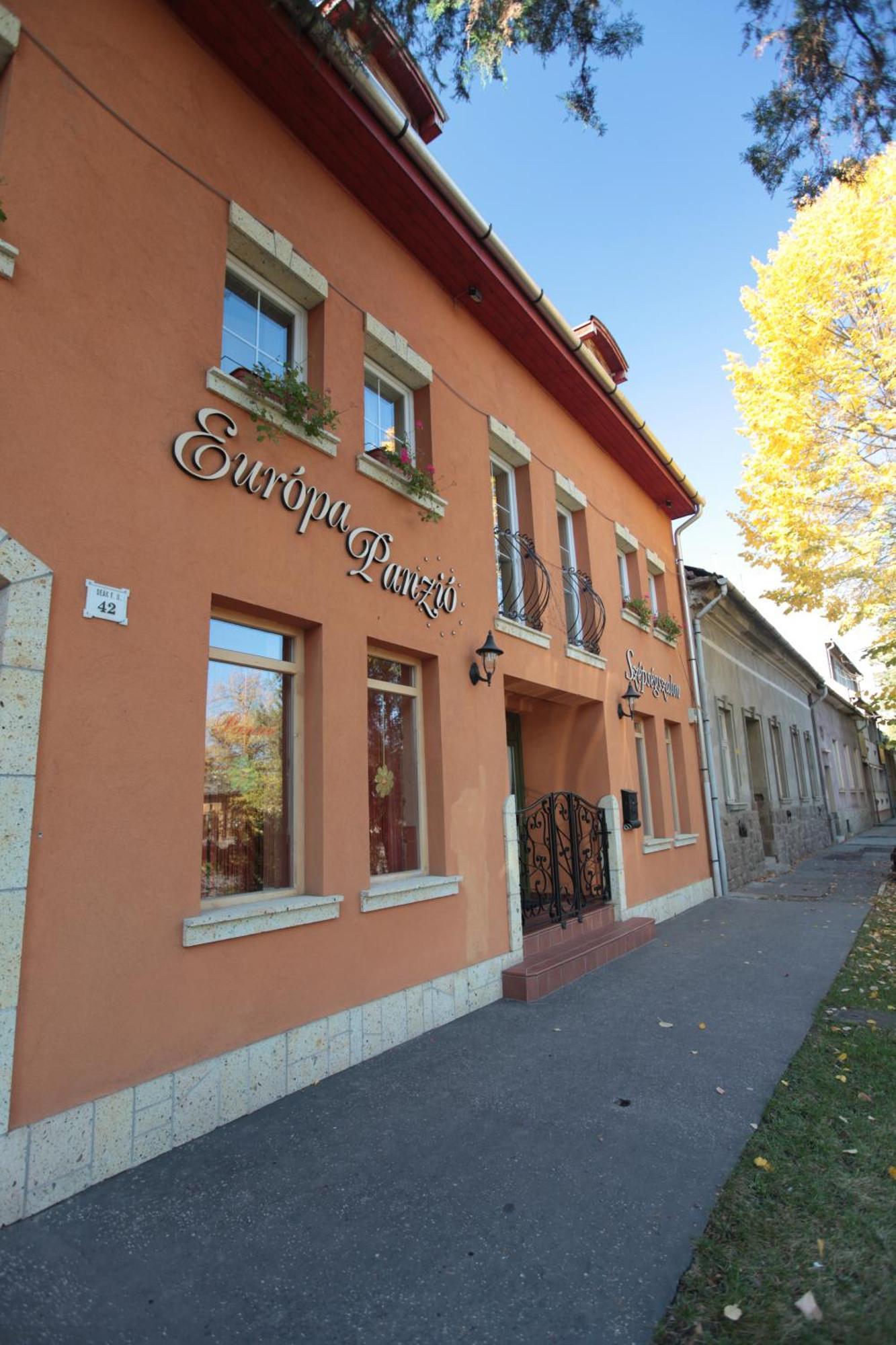 Europa Panzio Bed and Breakfast Eger Exteriör bild
