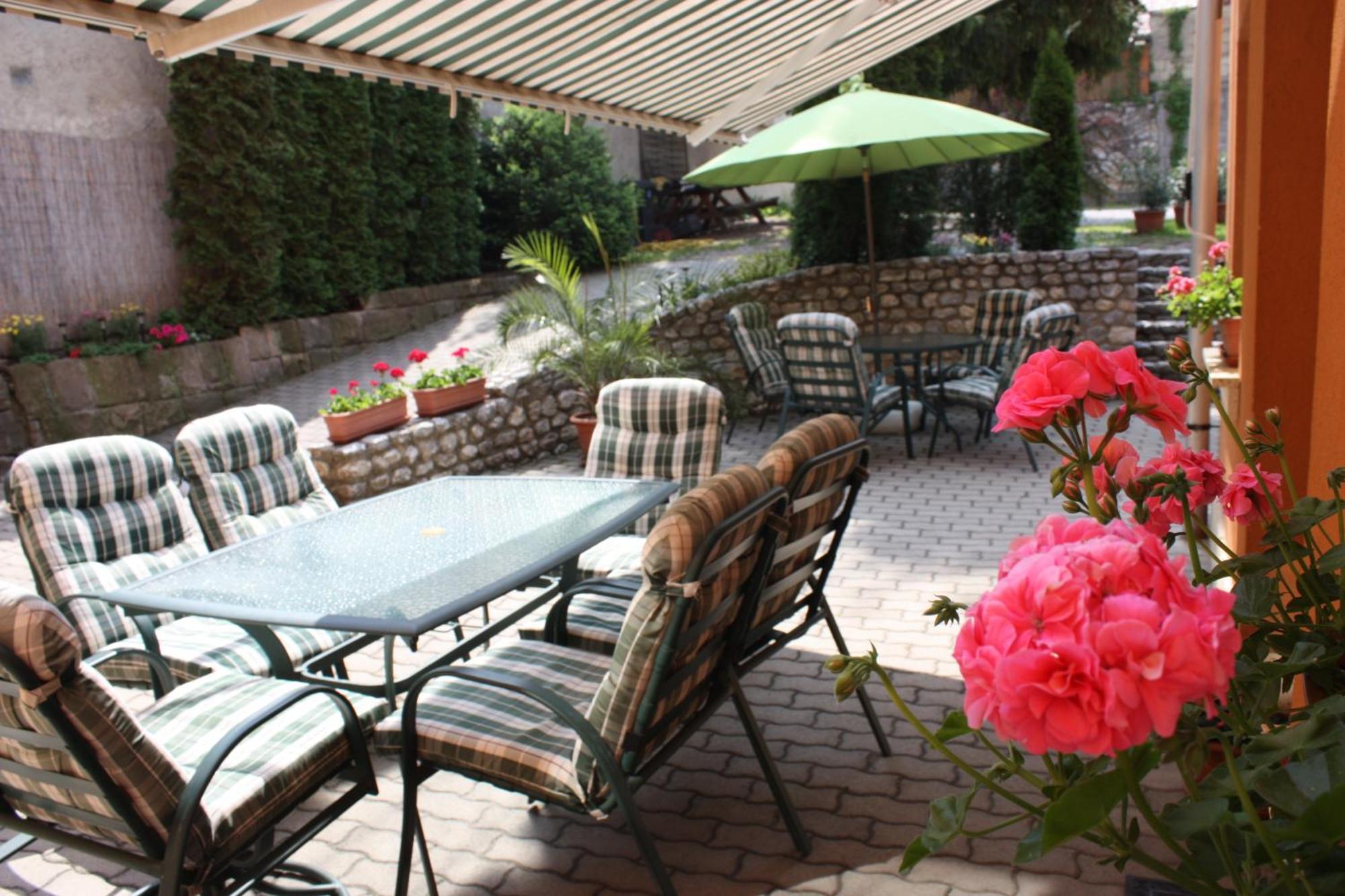 Europa Panzio Bed and Breakfast Eger Exteriör bild